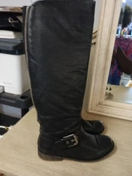 Elevate your shoe game with these Aldo Womens Black Boots in size 9. Crafted with high-quality leather, these mid-calf...