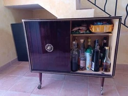 2 portes coulissantes, en très bon état de fonctionnement, dont une vitrée et une pleineA gauche étagère en verre,...