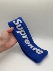 Stay warm and stylish with this Supreme New Era headband in the color blue. Made from cotton and with a fleece lining,...