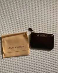 Porte-monnaie pochette clé Louis Vuitton NEUF.Monogram vernis.Très grande contenance: 13x8,5cmCouleur rouge amarante...