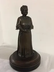 Statue résine reine mère ELISABETH BOWES LYON. HAUTEUR 20 cmDiamètre SOCLE 11 cmSocle boisParfait état