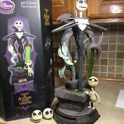Excellent condition,original box and packing, includes 3 changeable heads,includes batteries, the base he is standing...
