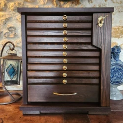 Intérieur des tiroirs non peint pour éviter toute réaction chimique avec vos objets de collection. Les plateaux pour...