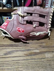 This glove is pre-owned but is an excellent condition for being pre-owned it is a Rawlings s1250hs 12 and 1/2 in it is...