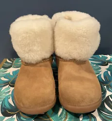 Toddler Ugg Ramona Boots size 7 Color Beige. Condition is Pre-owned. Shipped with USPS Priority Mail.