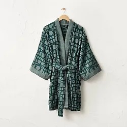 •Long-sleeve bathrobe •Made from 100% terry cotton •Includes belt •2 front deep pockets •2 belt loops, shawl...