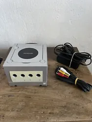 Nintendo GameCube Console de Jeu - Argente. La console a été testé et nettoyer elle est vendu avec ses deux cables...