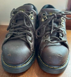 Has scuffs on toes, great quality. No insoles. All my shoes are cleaned and disinfected.