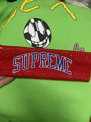 Introducing the Supreme New Era Big Logo Headband, a stylish accessory for men. Crafted by New Era, this beanie...