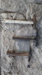 Outils Anciens. 3 anciens marteaux dans l.etat,à nettoyer, le grand fait 34 centimetres, le marteau  au centre de ma...