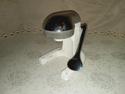 From estate sale. Vintage manual power cast metal juicer / press. Heavy, solid and sturdy. Shows signs of use, chippy...