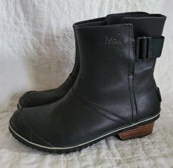 Color: Black. Excellent pre-owned condition! I do not see any flaws other than very light wear.
