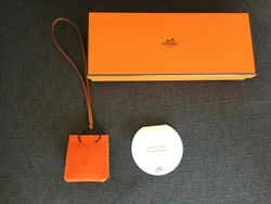 Coloris orange feu. Avec boite et photocopie de la facture. NEUF, jamais porté. Envoi en colissimo avec signature.