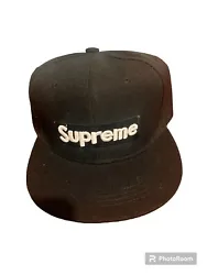 This black Supreme cap made of durable canvas fabric is a stylish addition to any wardrobe. The one-size-fits-all...
