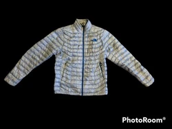 The North Face Jacket men small pre owned. Excellent Used Condition.