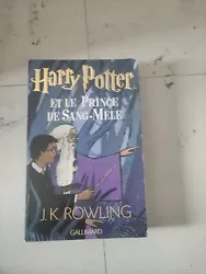 Livre Harry Potter et le Prince de Sang-mêlé Grand format Gallimard Tome 6.  Couverture un peu usée Globalement en...