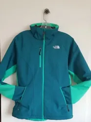 The North Face Ladies M Teal & Green Jacket. Excellent, gently worn condition. Beautiful, warm yet not overly bulky....