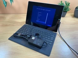 Les unités sont préinstallées avec une version propre de Windows 10. LEXPÉRIENCE UTILISATEUR PEUT VARIER. VEUILLEZ...