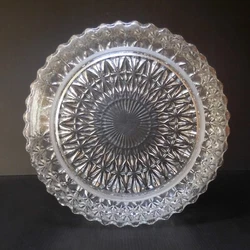 Matières : verre. Couleurs : blanc opaque. Motifs géométriques. Modèle de collection à saisir en l’état. Poids...