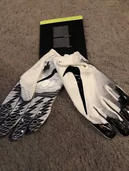 Nike Vapor knit Football Receiver Gloves. Adult Medium. Brand NewSmoke free home
