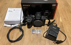 Appareil photo Reflex Sony Alpha 7R IV. Ou Colissimo simple. - 1 Sangle. - 1 Couvercle Capteur. - 1 Câble USBC.
