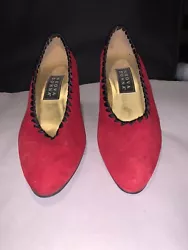 Nuova Donna Red Suede Pumps @K. Condition is Pre-owned. Shipped with USPS Ground Advantage.