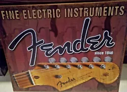 Il sagit dune superbe plaque métallique rétro des États-Unis : guitares électriques FENDER , STRATOCASTER ,...