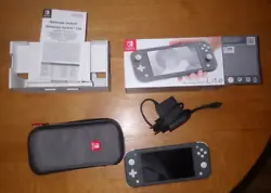 Console Nintendo Switch Lite HDH-001 grise en très bon état. Vendue avec une housse de transport grise en parfait...