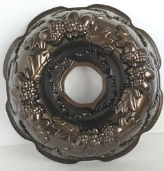 Nordic Ware Fall Harvest Bundt Cake Pan Mold 10 cups/2.4 liters. Pre-owned.    Very good condition.