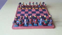 Jeux déchec fait mains. Il manque une pièce. les pièces font 4 cm.