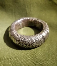 Ancien Bracelet Ouvrant en Argent LAOS Hill Tribe Ethnique. Ravissant bracelet ancien en argent ,bracelet ouvrant...