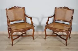 Belle paire de fauteuils en hêtre sculpté. Hauteur assise 41,5 cm, dossier 88,5 cm, largeur 65 cm, profondeur 53 cm....