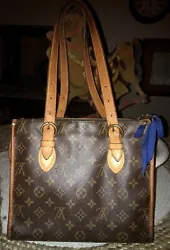 This Louis Vuitton Popincourt monogram shoulder bag is an authentic designer piece that is perfect for both casual and...