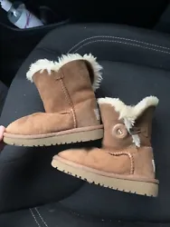 Uggs Toddler Girls Size 7 Chestnut Bailey Button EEC. Condition is 