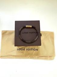 Bracelet Louis Vuitton damier cuir. Jamais porté. Accessoires : boîte et écrin. Couleur : marron et noir.