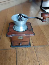 Ancien moulin à café manuel.