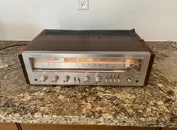 Powers on. was able to listen to AM station with headset. knob is bent and one lever is missing cap.