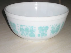This is for a vintage Pyrex Blue Amish mixing/nesting bowl/ovenware that is in great clean condition. #403. 8 3/4 wide,...