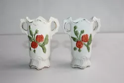 Paire de petits vases de mariée en porcelaine, anciens, numéroté 2745, en parfait état, hauteur 8.5 cm. 45250...