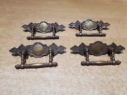 Voici 4 poignées de tiroir commode ancienne en bronze ou laiton ciselé art déco où art nouveau. Longueur poignée...