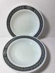Up for sale are two vintage Pyrex soup/cereal bowls from the late 20th century. These bowls are made from glossy white...