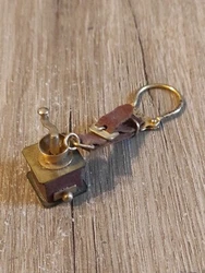 Ancien porte clés    Vendu comme sur les photos de lannonce en ligne sur notre boutique retroandco eBay Envoyer...