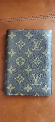 Authentique portefeuille Louis Vuitton Monogramme. Initialement se trouvait au centre des volets transparents qui sont...