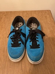 Size 8 - VANS TNT Sneaker Blue. Has one defect on the heel area, otherwise in good condition!