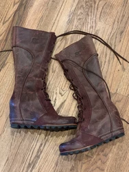 Sorel Cate the Great Boots. Size 8.5 Maroon in color.