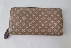 MATIÈRE : Toile Idylle tissu intérieu Cuir. Portefeuille LOUIS VUITTON. COULEUR : Bordeaux.