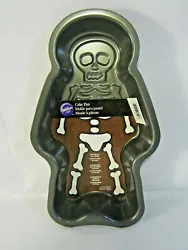 Add spooky fun to your Halloween celebrations with this one-mix Skeleton Cake Pan. Perfect for your Halloween party —...