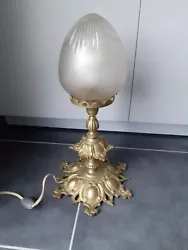 Ancienne lampe à poser laiton, bronze et globe en verre obus art deco. Hauteur 39 cm Diamètre du pied 21 cm
