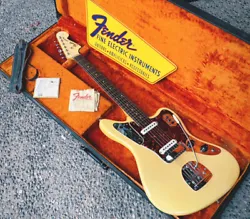 Pas grand chose à dire sur ce type. Magnifique Fender Jaguar de 1965 en finition Olympic White dorigine. En très...