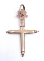 Ancienne grande croix Jeannette en plaqué or. usure du plaqué or. En bon état avec quelques traces dusage. Je ne...